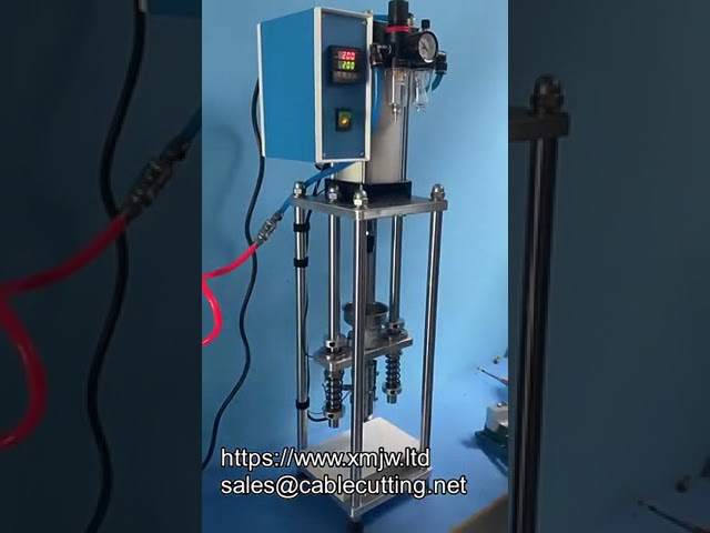 Mini Masaüstü Dikey Enjeksiyon Kalıplama Makinesi – USB Şarj Başlığı ve Güç Anahtarı Priz Üretimi