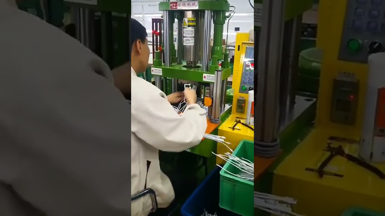 Küçük Ölçekli Dikey Plastik Enjeksiyon Makinesi | Fabrika Otomasyonu